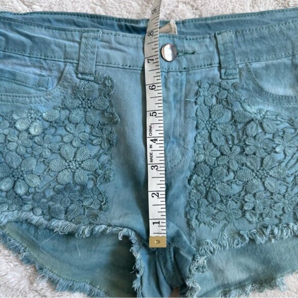 Anthropologie X Black Sheep | Green Floral Lace Front Shorts | Size 29 - Picture 9 of 9